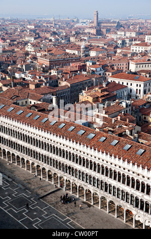 Die Piazza San Marco und Stadtpanorama von oben (aus der Campanile, Glockenturm), Venedig, Venetien, Italien Stockfoto