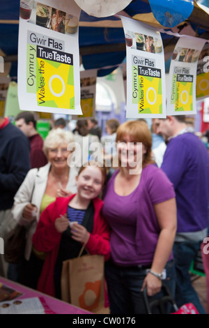 Kunden in Abergavenny Food Festival, Monmouthshire, Wales, UK Stockfoto