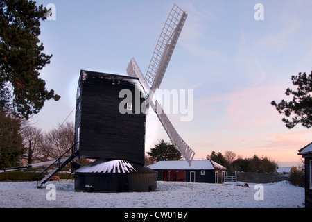 Hohe Salvingtons Bockwindmühle, Worthing, im Schnee Stockfoto