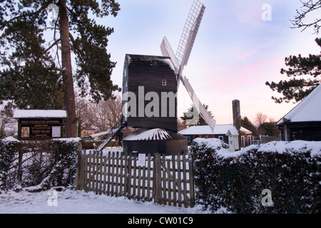 Hohe Salvingtons Bockwindmühle, Worthing, im Schnee Stockfoto