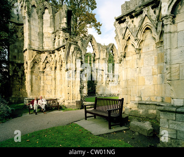 Älteres Paar sitzt an Str. Marys Abbey Ruinen im Museum Garten in York Stockfoto