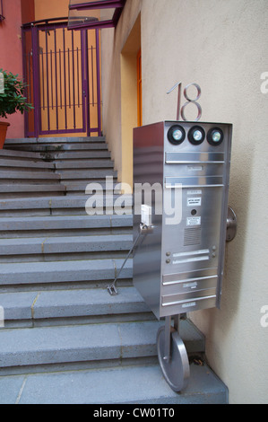 Post Box am Postmoderne Stadthäuser entlang Saalgasse Saal Lane Altstadt das alte Stadt Frankfurt Am Main Deutschland Europa Stockfoto