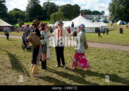 Festivalbesucher verkleidet an den Port Eliot literarische Festival St deutschen Cornwall UK Stockfoto