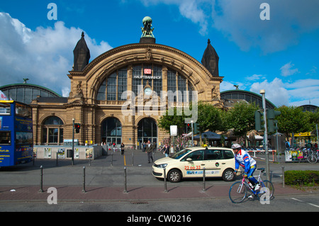 Verkehr vor Hauptbahnhof Hauptbahnhof außen Bahnhofsviertel Bahnhofsviertel Frankfurt Am Main Deutschland Europa Stockfoto
