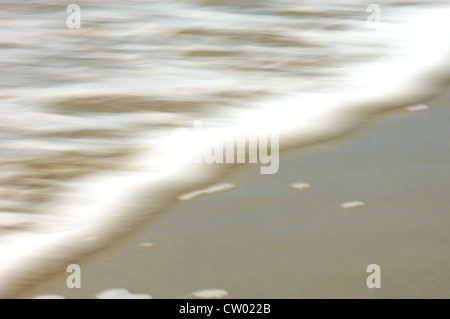 tropischer Strand-Szene zeigen Wellen am Ufer Stockfoto
