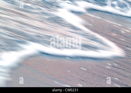 tropischer Strand-Szene zeigen Wellen am Ufer Stockfoto