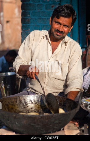 Porträt der Straßenhändler, Kochen, Taj Mahal, Uttar Pradesh, Indien, Asien Stockfoto