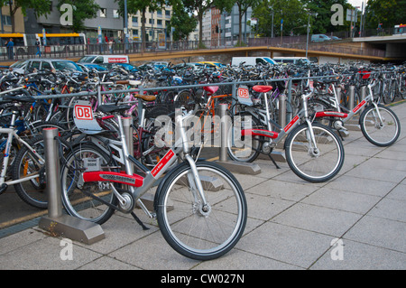 Fahrräder am Bahnhof station Mainz Stadtstaat des Landes Rheinland-Pfalz Deutschland Europa Stockfoto