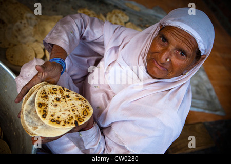 Freiwilligen die Chapati-Brot in Goldener Tempel, Amritsar, Indien, Asien Stockfoto