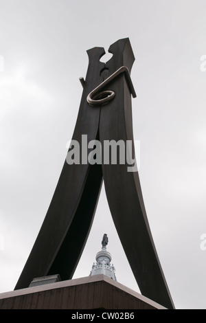 Wäscheklammer Skulptur und Rathaus Turm, Philadelphia; Pennsylvania; USA Stockfoto