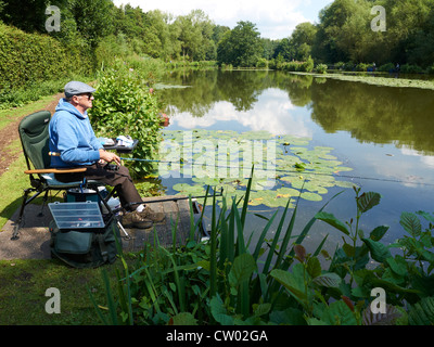 Ältere Mann Angeln in Sandbach Cheshire UK Stockfoto