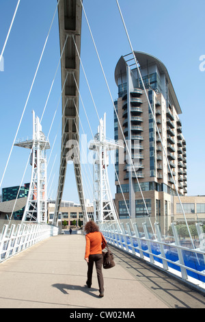 Die Salford Quays Millennium Fußgängerbrücke überqueren Stockfoto