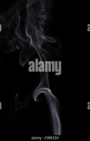 Weißer Rauch auf schwarzem Hintergrund Stockfoto