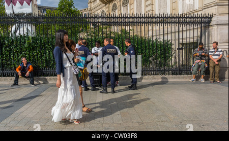 Paris, Frankreich, Französische Polizei hält und sucht Gruppe Schwarze Männer auf der Avenue Champs Elysees geschäftige Straße, Zentrum Stockfoto