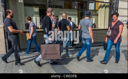 Paris, Frankreich, Große Menschenmengen, Touristen Zu Fuß, Schaufensterbummel, geschäftige Straße, Cartier Jewelry Store an der Avenue Champs Elysees, Pariser Straßenszene, Geschäfte, Straßenzentrum, lebhafte pariser Straßenszene, blaue Jeans Männer außerhalb der Tasche Stockfoto