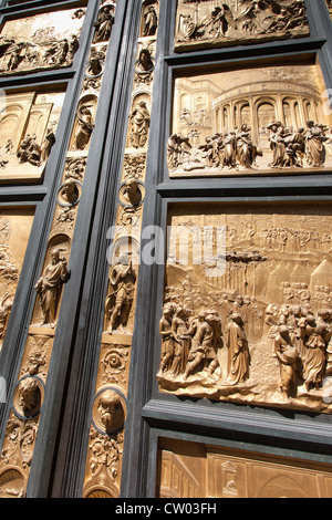 Bronzetüren von Lorenzo Ghilberti an das Baptisterium in Florenz Stockfoto