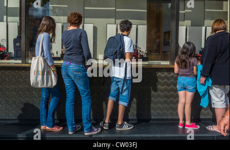 Paris, Frankreich, Familien Schaufensterbummel 'Cartier', Juweliergeschäft an der Avenue Champs Elysees, Jugendgruppen-Shopping Stockfoto