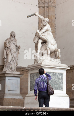 Herkules und Nessus (1599), Zentauren, erstellt von Giovanni da Bologna wird von Touristen, Florenz abgebildet Stockfoto