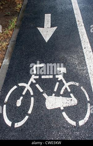 Verkehr-Markierungen auf dem Radweg. Stockfoto