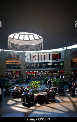 Im Nahen Osten. Israel. Tel Aviv. Passagiere im Flughafen "Ben Gurion" Gebäude Halle. Stockfoto