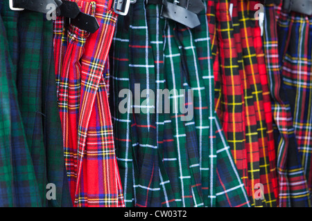 Kilts zum Verkauf. Schottische Mode. Royal Mile Edinburgh Schottland Großbritannien Stockfoto