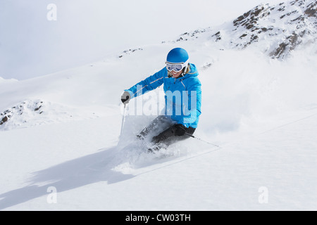 Ausrollen auf verschneiten Hang Skifahrer Stockfoto