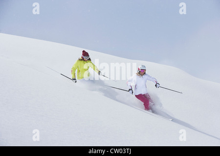 Ausrollen auf verschneiten Hang Skifahrer Stockfoto