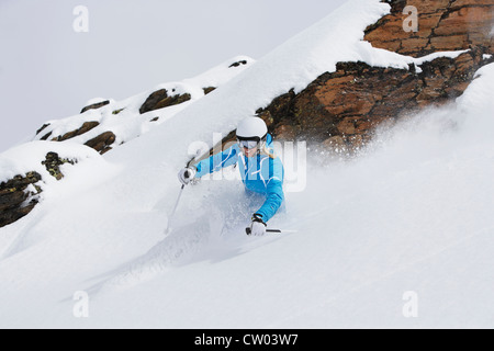 Ausrollen auf verschneiten Hang Skifahrer Stockfoto