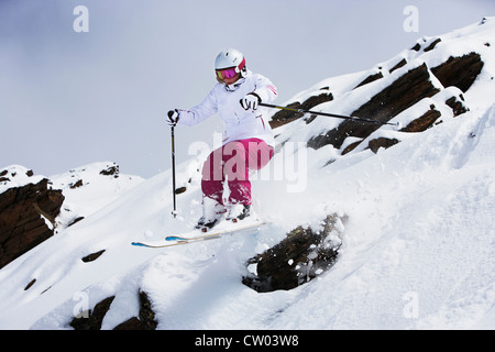 Springen auf verschneiten Hang Skifahrer Stockfoto