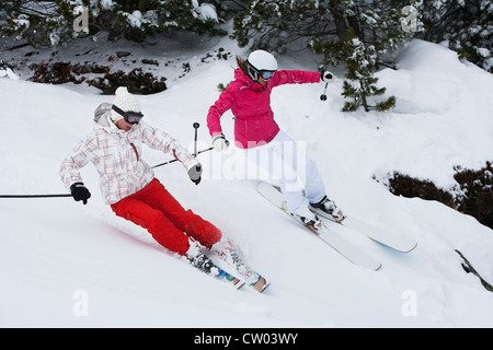 Ausrollen auf verschneiten Hang Skifahrer Stockfoto