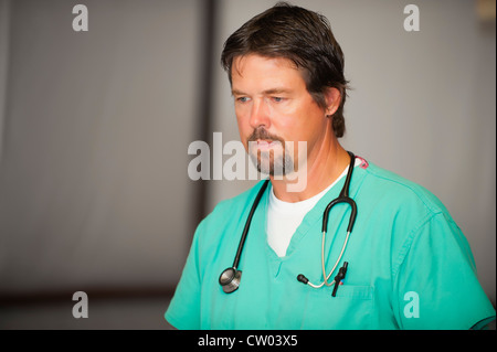 Männlichen Arzt, 51, in provisorische Klinik, Leakey, Texas, USA Stockfoto
