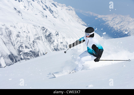 Ausrollen auf verschneiten Hang Skifahrer Stockfoto