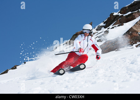 Ausrollen auf verschneiten Hang Skifahrer Stockfoto