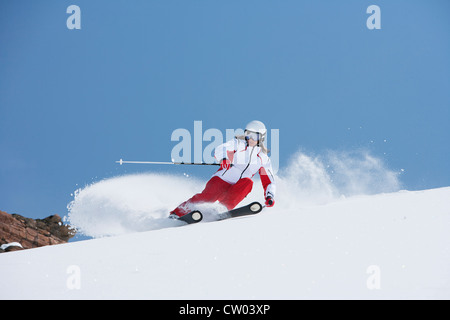 Ausrollen auf verschneiten Hang Skifahrer Stockfoto