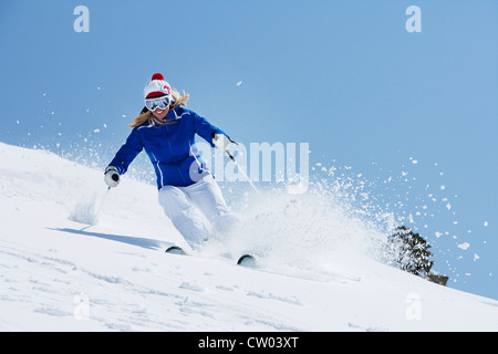 Ausrollen auf verschneiten Hang Skifahrer Stockfoto