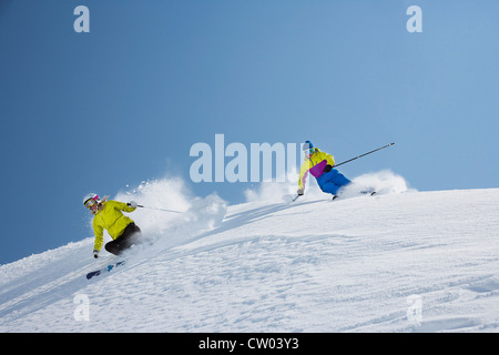 Ausrollen auf verschneiten Hang Skifahrer Stockfoto