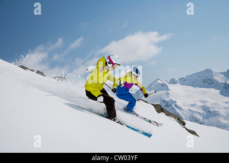 Ausrollen auf verschneiten Hang Skifahrer Stockfoto