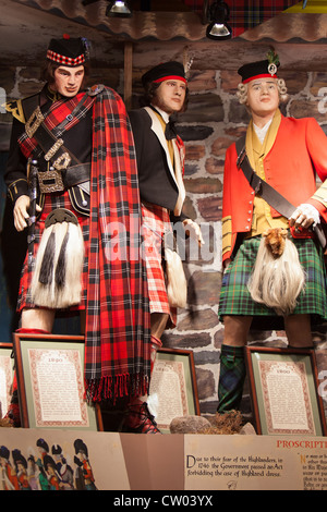 Kilt auf Schaufensterpuppen im Kilt-Shop. Royal Mile Edinburgh Schottland, Vereinigtes Königreich Stockfoto