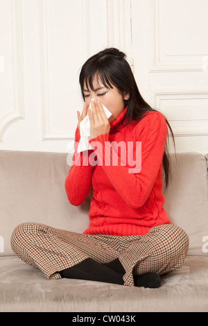 Frau, die ihre Nase auf couch Stockfoto