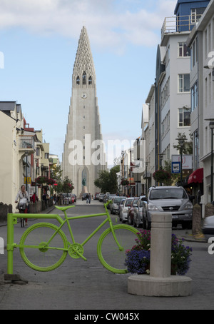 Hallgrimskirkja und Fahrrad-Gate in Reykjavik Island Stockfoto