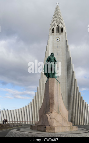 Hallgrimskirkja mit Leifur Eiriksson Stockfoto