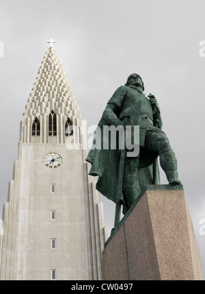 Hallgrimskirkja Kirche in Reykjavik mit Statue von Leifur Eiriksson Stockfoto