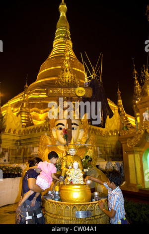 Die Shwedagon Paya befindet sich in Yangon (Rangoon), Myanmar (Burma). Stockfoto