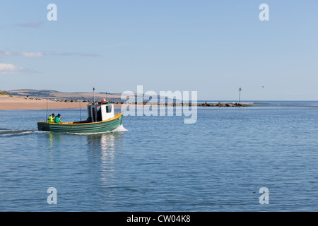 Fischer, die aufbrechen, um Meer von Montrose Scotland UK Stockfoto