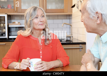 Älteres Ehepaar mit Kaffee in Küche Stockfoto