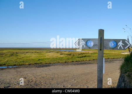 Anglesey Coastal Path Schild am Red Wharf Bay, Anglesey, Nordwales Stockfoto