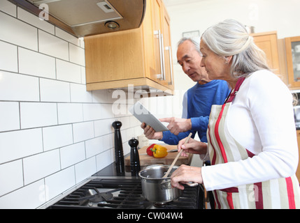 Älteres Ehepaar gemeinsam kochen in der Küche Stockfoto