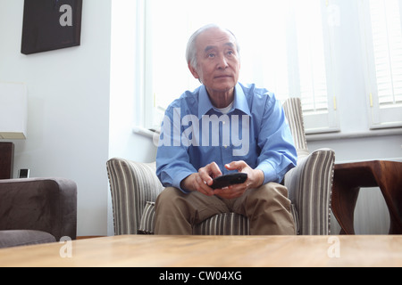 Älterer Mann vor dem Fernseher Stockfoto