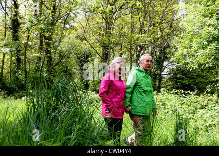 Ältere Paare, die im Wald Stockfoto