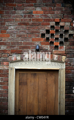 Detail einer aus rotem Backstein-Scheune-Konvertierung mit einer Entlüftung Detail über der Haustür Warwicksire, UK Stockfoto